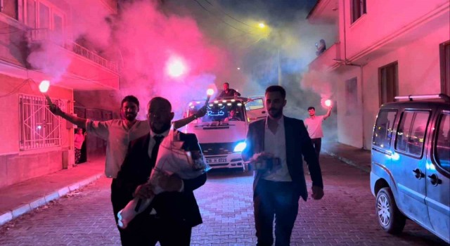 Bursa’nın İznik ilçesinde, Çekici ve iş makinesiyle kız isteyeme geldi