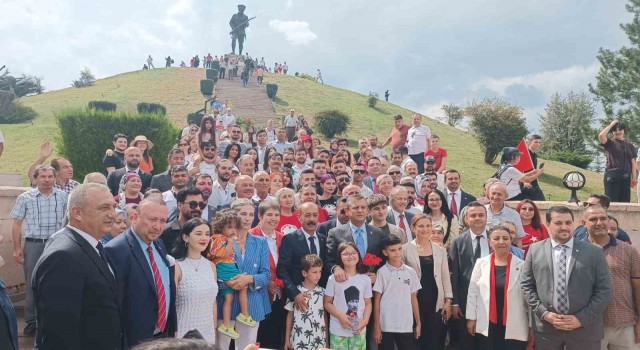 CHP Genel Başkanı Özgür Özel, Dumlupınar Şehitliğini ziyaret etti
