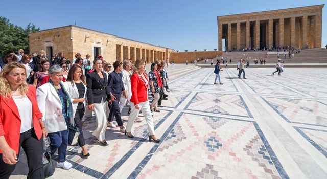 CHP Kadın Kolları Yeni Yönetimi Ata'nın Huzurunda