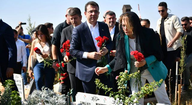 CHP’li Kaya, Deprem Şehitliğini Ziyaret Etti
