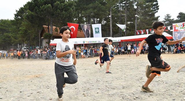 Çocuklar, Koşu Yarışmasında Mücadele Etti