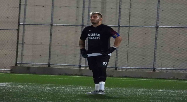 Depremde 10 saat enkazda kalan genç kaleci hayallerini yaşatmak için yeşil sahalara döndü