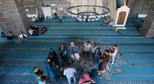 Diyarbakırda 6 dilde İslamı anlatan gönüllü rehber, 5 yılda 14 kişinin müslüman olduğuna şahitlik etti