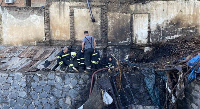 Diyarbakırda odun deposunda çıkan yangın söndürüldü