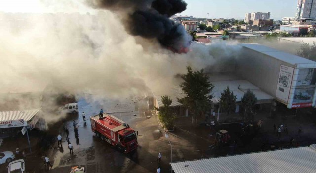 Diyarbakırda sanayi sitesinde çıkan yangına müdahale sürüyor