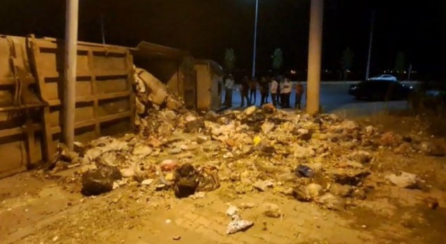 Diyarbakırda virajı alamayan çöp kamyonu devrildi: 1 yaralı