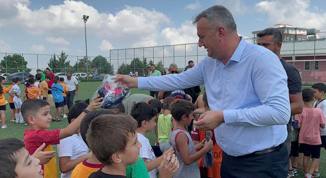 Düziçi Belediyesi Genç Sporculara Forma Dağıttı