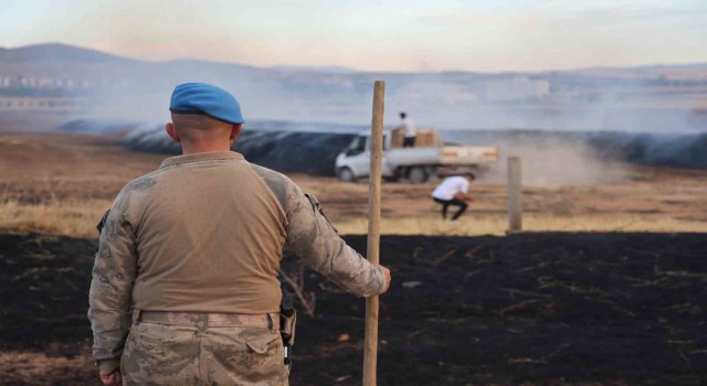 Elazığda çıkan yangında 400 ton saman kül oldu