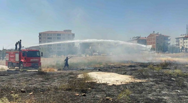 Elazığda mahalle arasında çıkan ot yangını söndürüldü