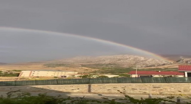 Elazığda yağmur sonrası ortaya çıkan gökkuşağı görenleri hayran bıraktı