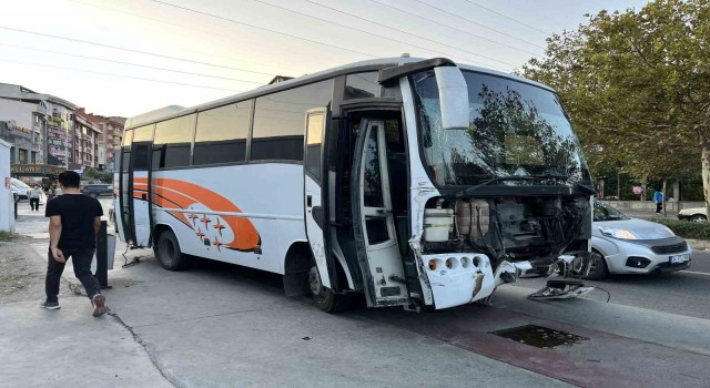 Esenyurtta freni patlayan servis minibüsü ortalığı birbirine kattı