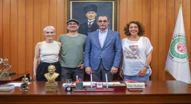 Fransız dizisinde YPJli teröristi canlandıran Melisa Sözen ile paylaşım yapan Erdal Beşikçioğluna tepki