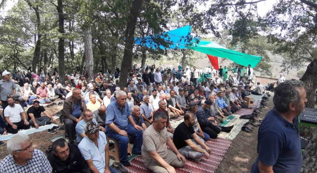 Hacet Bayramında yüzlerce kişi yağmur duası yaptı