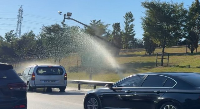 İBBnin sulama sistemi bozuldu, sürücüler araçlarını E6 da yıkamaya başlayınca trafik kilitlendi