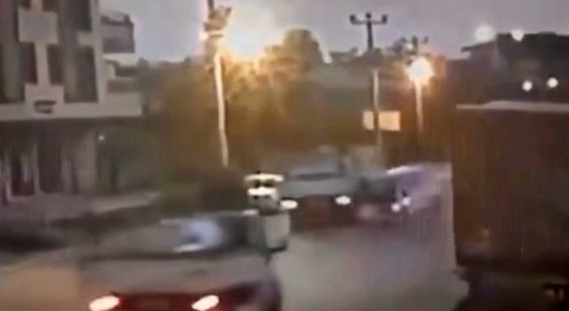 Iğdırda meydana gelen zincirleme trafik kazası güvenlik kamerasında