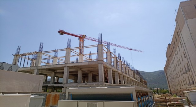 İşçinin vinçte taşınan yük üzerindeki görüntüsü yürekleri ağıza getirdi