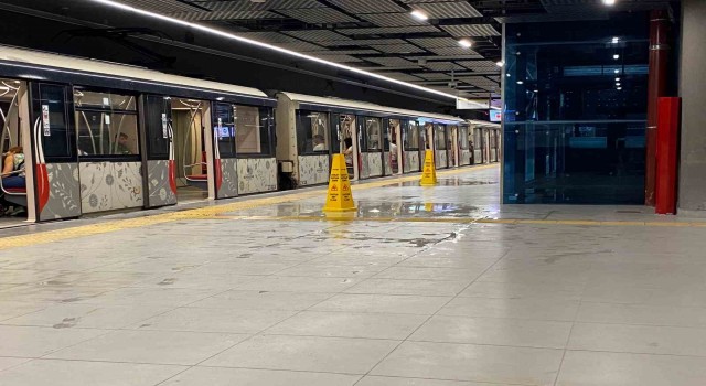 İstanbulda metronun tavanından sular aktı