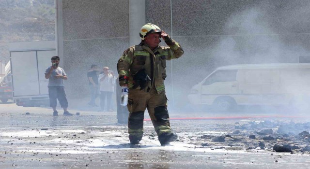İzmirdeki yangında 3 fabrika, 5 araç zarar gördü