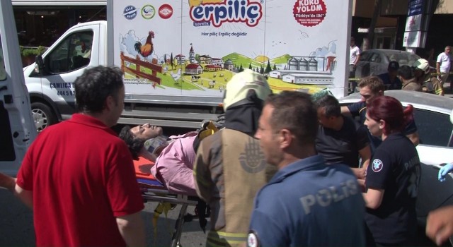 Kadıköyde otomobil tavuk yüklü kamyonete çarptı: 1 yaralı