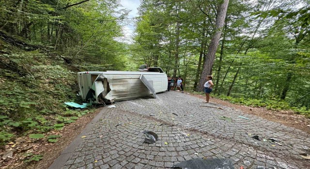Kamp için Yedigöllere gelen çiftin karavanı devrildi: 2 yaralı