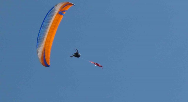 Karsta semalar yamaç paraşütüyle renklendi