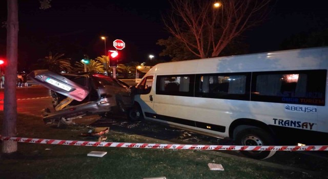 Kartalda kontrolden çıkan otomobil trafik ışıklarında bekleyen öğrenci servisine çarptı: 2 yaralı