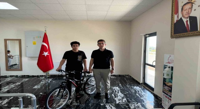 Kaymakam Kaptanoğlu, LGSde dereceye giren öğrencileri ödüllendirdi