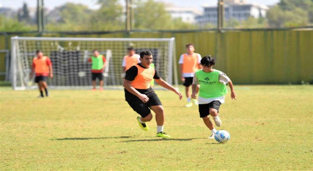 Konyaaltında çocuklar spor yaparak hayatı öğreniyor