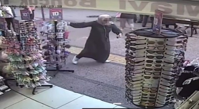 Mersinde bir kadın, esnafın tezgahlarını dağıtarak kaçtı