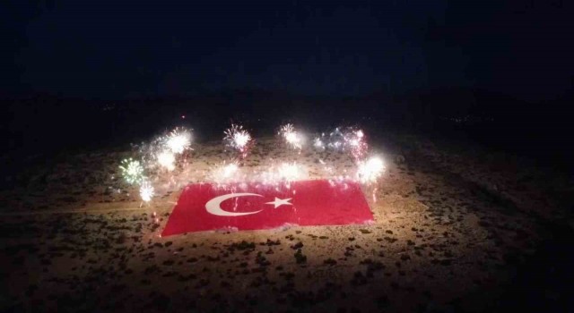 Mersinde zemine işlenmiş dev Türk bayrağı