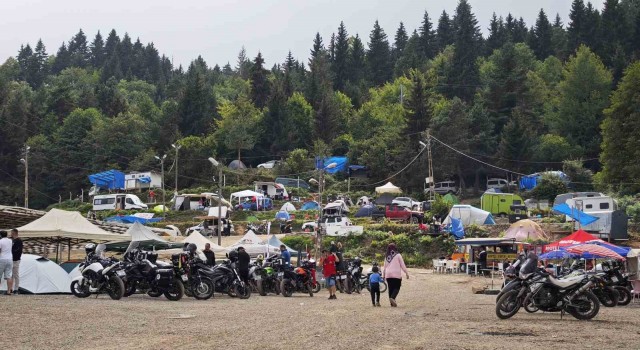 Motosiklet tutkunları Kafkasör Yaylasında bir araya geldi
