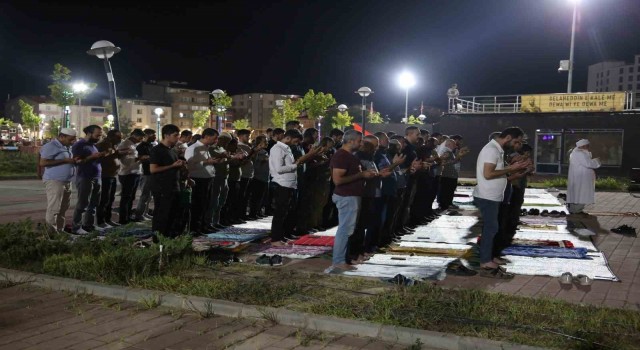 Muşta vatandaşlar Filistin için namaz kılıp dua etti
