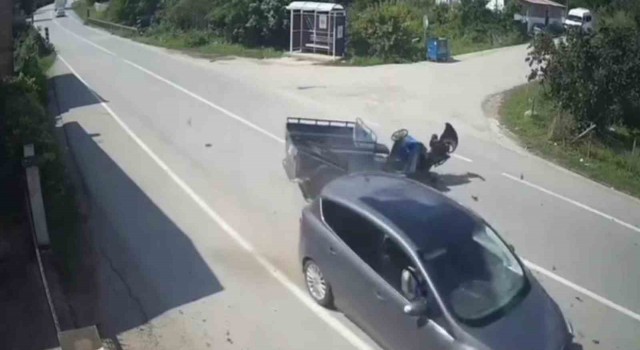 Orduda otomobil ile patpatın çarpıştığı kaza kamerada