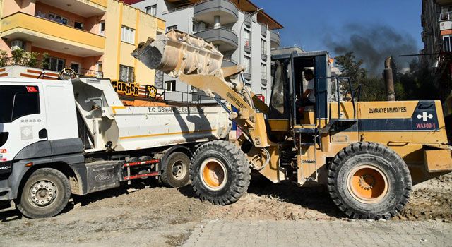 Osmaniye Belediyesi, Şehirdeki Moloz ve Atıkları Temizlemeye Devam Ediyor