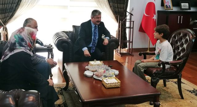 Osmaniye Valisi Yılmaz, Kadirli’li Öğrenciyi Makamında Ağırladı