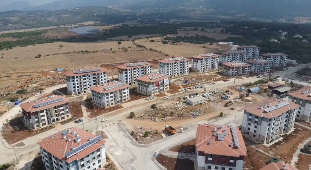 Osmaniye'de depremzedeler yeni yuvalarının kapılarını açıyor