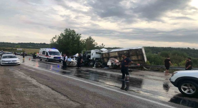 Osmaniye'de kamyonet ile otomobil çarpıştı: 2 ölü, 3 yaralı