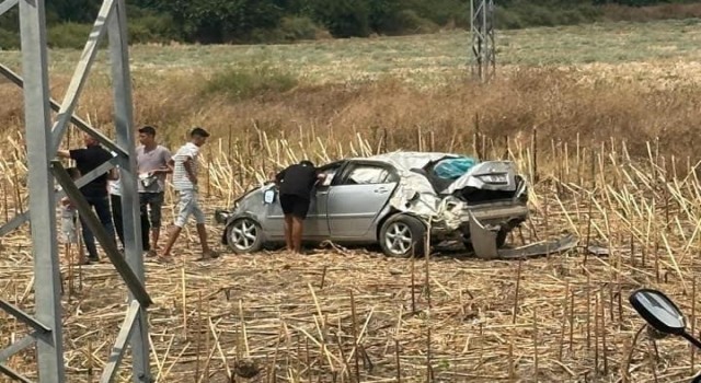 Osmaniyede otomobil tarlaya uçtu: 2 yaralı