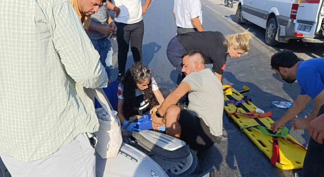 Otomobille çarpışıp savrulan motosiklet sürücüsü ölümden kıl payı kurtuldu