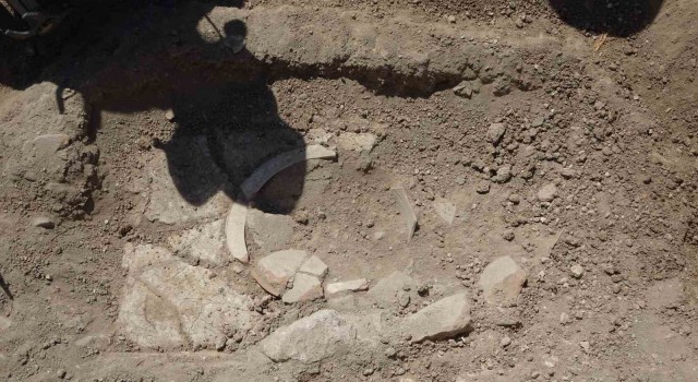 (Özel) Apollon Smintheus Tapınağında 1700 yıllık mezar bulundu