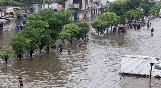 Pakistanın Lahor şehrinde 44 yılın yağış rekoru: 6 ölü
