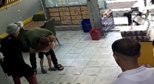 Sultangazide ‘heimlich manevrası ile çocuğun hayatını kurtardı