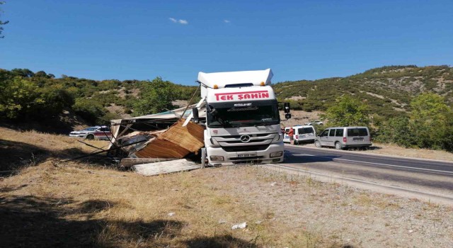 Tokatta kontrplak yüklü tır devrildi: 1 yaralı