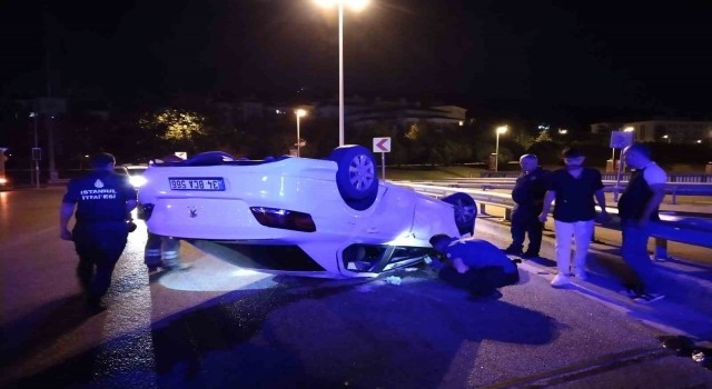 Ümraniyede kontrolden çıkan otomobil takla attı: 2 yaralı