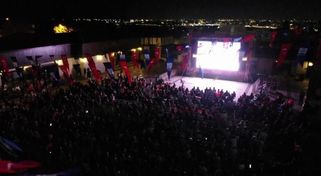 Üsküdarda A Milli Voleybol yarı final maçının heyecanı dev ekranda yaşandı