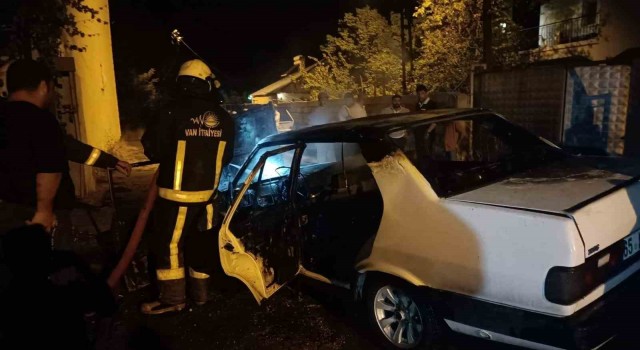 Vanda seyir halindeki otomobil alev alev yandı