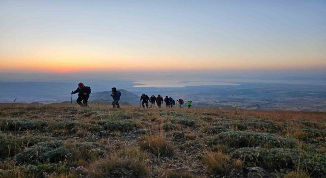 Vangölü Aktivistleri Derneği üyeleri Süphan Dağına tırmandı