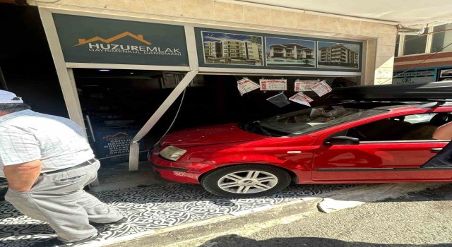 Yalovada kontrolden çıkan otomobil emlak dükkanına girdi