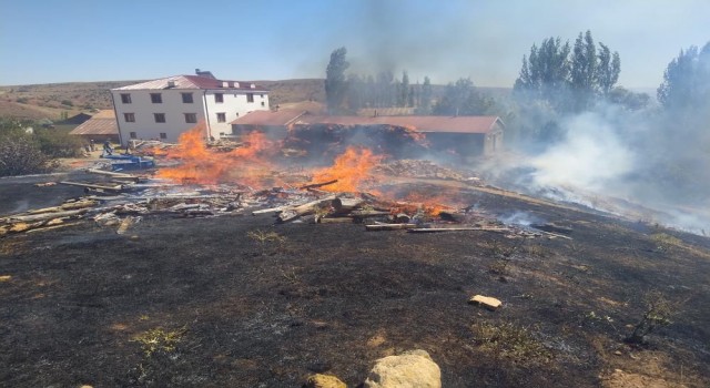 Yangında bin 500 saman balyası kullanılamaz hale geldi