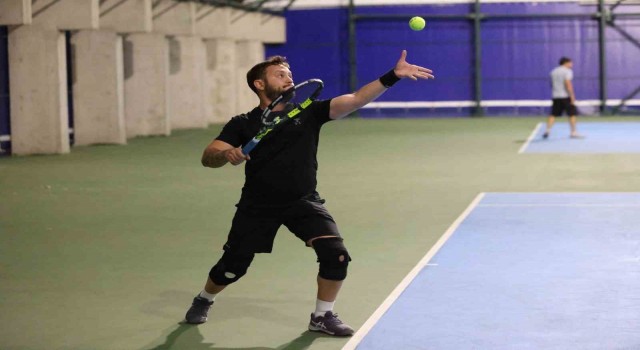 Yaz tenis turnuvası lansman maçlarıyla başladı